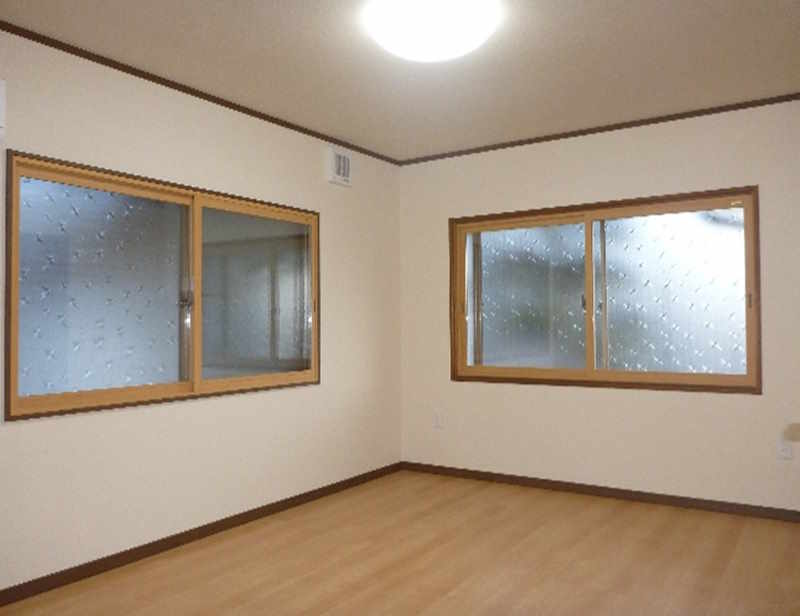 １階に車庫のある２階建て住宅