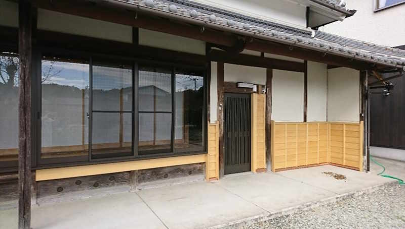 １階に車庫のある２階建て住宅