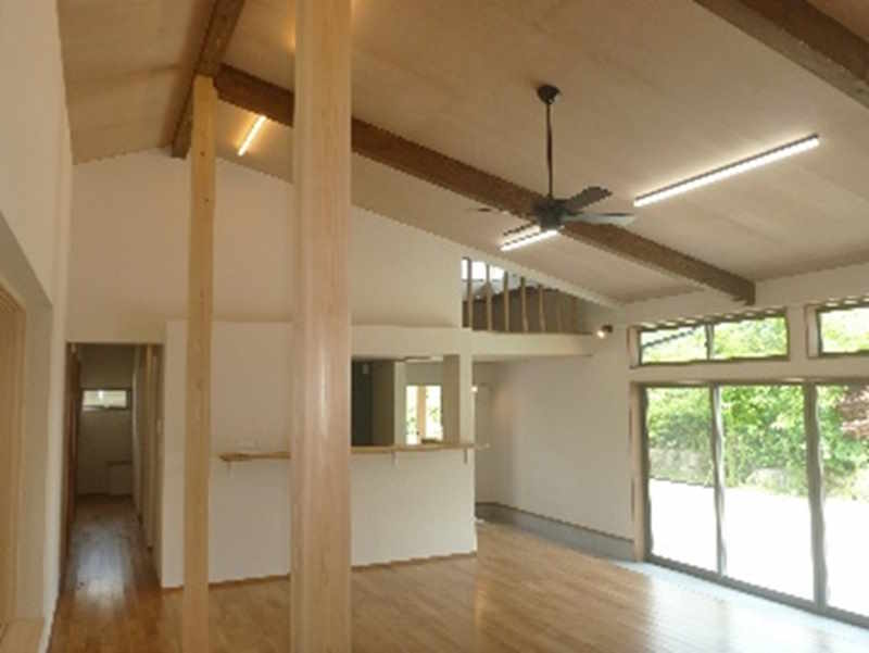 １階に車庫のある２階建て住宅