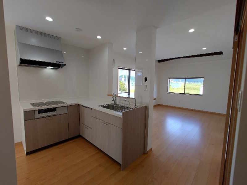 １階に車庫のある２階建て住宅