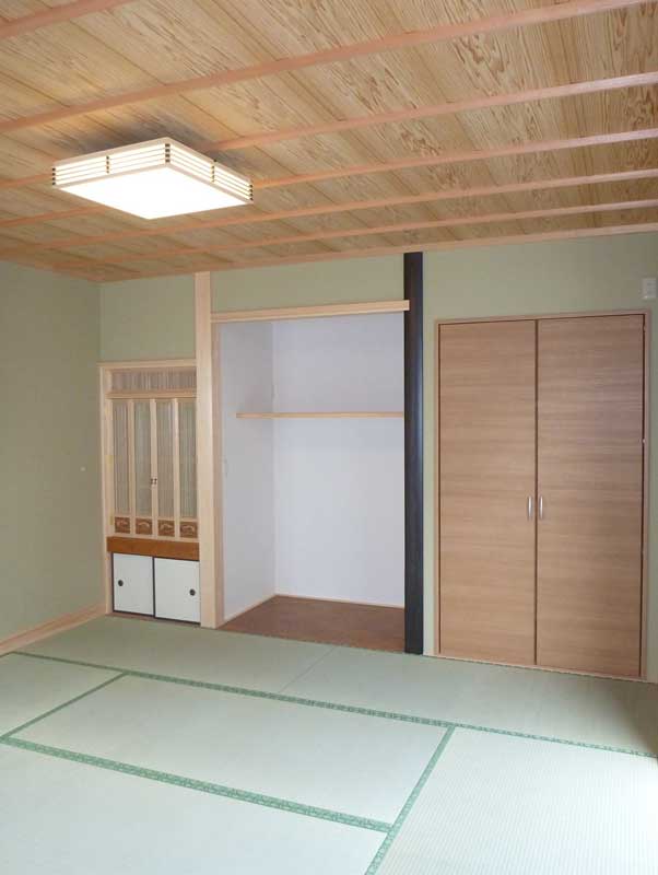 伝統的な竿縁天井と　造り付け仏壇のある和室